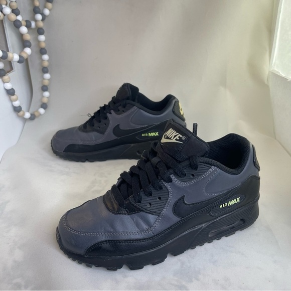 Nike Air Max 90 GS Black Volt Leather GS Boys/Mens sz 5Y Sneakers - Picture 1 of 9